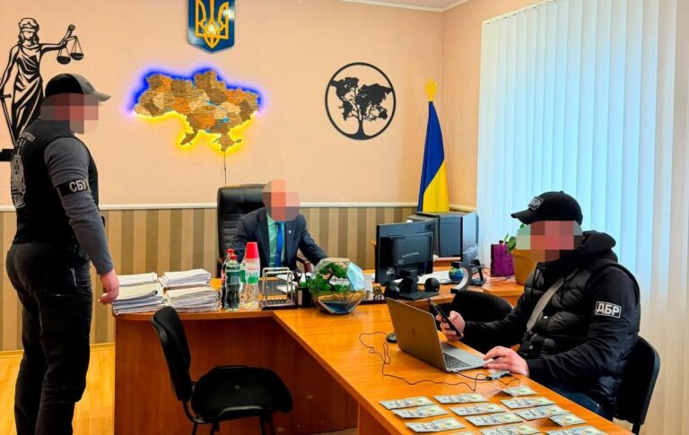 Хабар за “потрібне” рішення: викрито голову райсуду на Харківщині