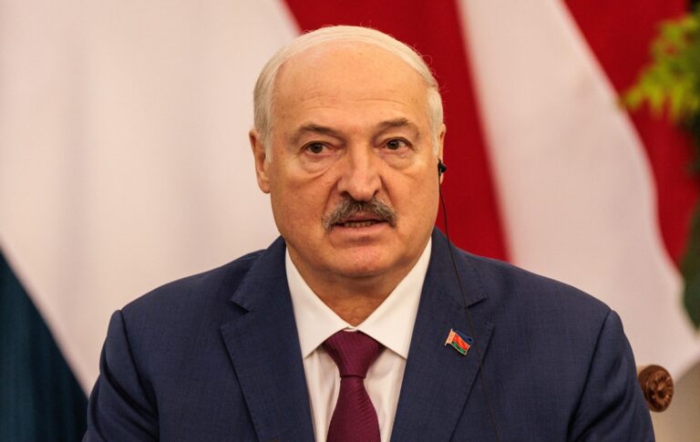 Лукашенко: Білорусь не відправить військових в Україну, але є нюанс