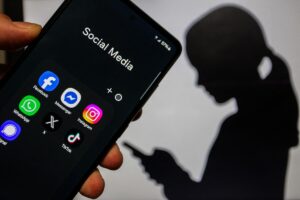 Польща заборонила смартфони у школах: що зміниться з вересня