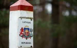 РФ і Білорусь стоять за напливом мігрантів перед виборами – прем’єр Латвії