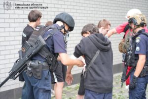 РФ вдарила по багатоповерхівці в Запоріжжі: під завалами люди