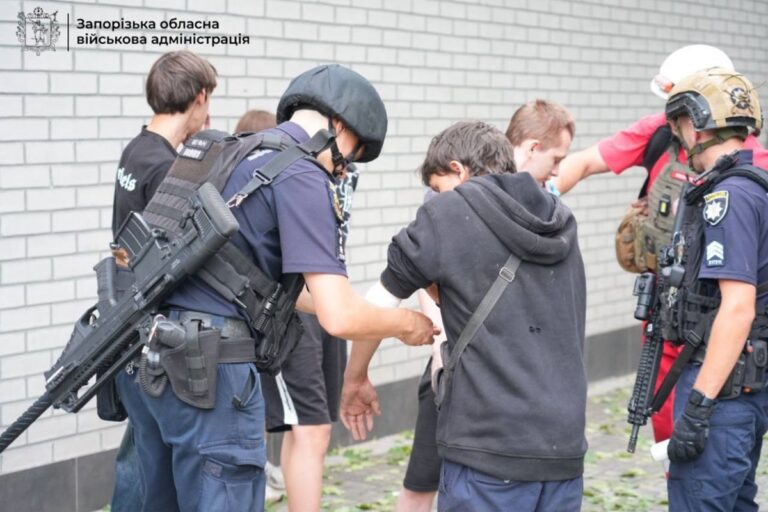 РФ вдарила по багатоповерхівці в Запоріжжі: під завалами люди