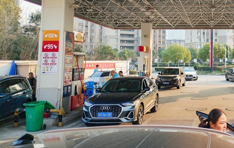 Росіянам пропонують заправляти авто в Китаї – соцмережі