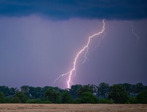 Спека до +32&deg;, подекуди грози та град: погода в Україні на понеділок