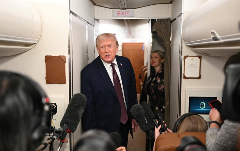 Трамп розкритикував союзників по НАТО по дорозі з саміту