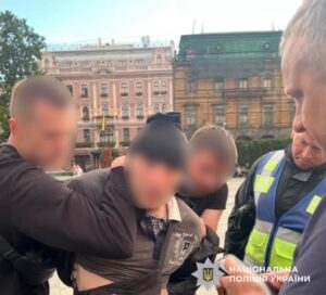 У Львові затримали озброєного ножем чоловіка з психічними розладами