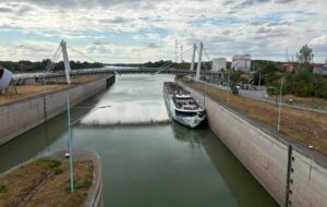 У Відні лайнер з 200 людьми врізався у шлюз