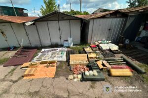Автомати, гранатомети та тисячі набоїв: на Черкащині вилучили склад зброї