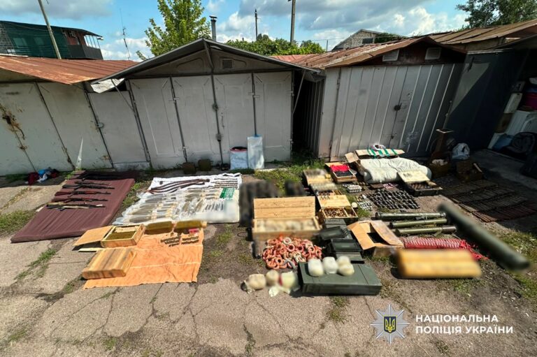 Автомати, гранатомети та тисячі набоїв: на Черкащині вилучили склад зброї