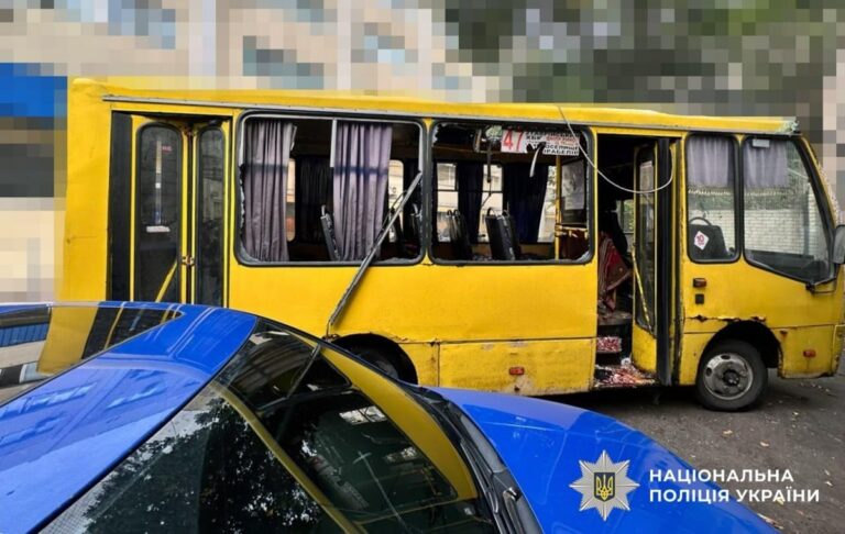 Дрон РФ атакував маршрутку в Херсоні, є загиблі