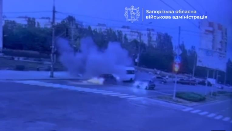 Дрон РФ вдарив по маршрутці у Запоріжжі, троє поранених