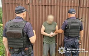 На Буковині затримали чоловіка, який поранив двох поліцейських