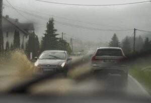 Потужний шторм накрив Польщу та країни Балтії: є загиблі й постраждалі