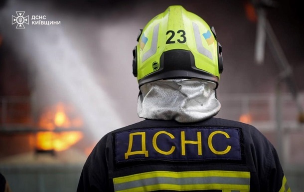 РФ атакує Київ: палає авто, пошкоджено стадіон