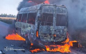 Росіяни вдарили дроном по маршрутці на Дніпропетровщині