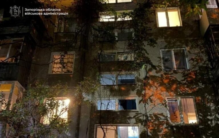 Росіяни вдарили по багатоповерхівці у Запоріжжі, є поранений