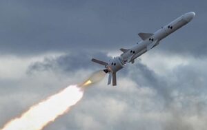 Сікорський закликав збивати ракети РФ над Україною