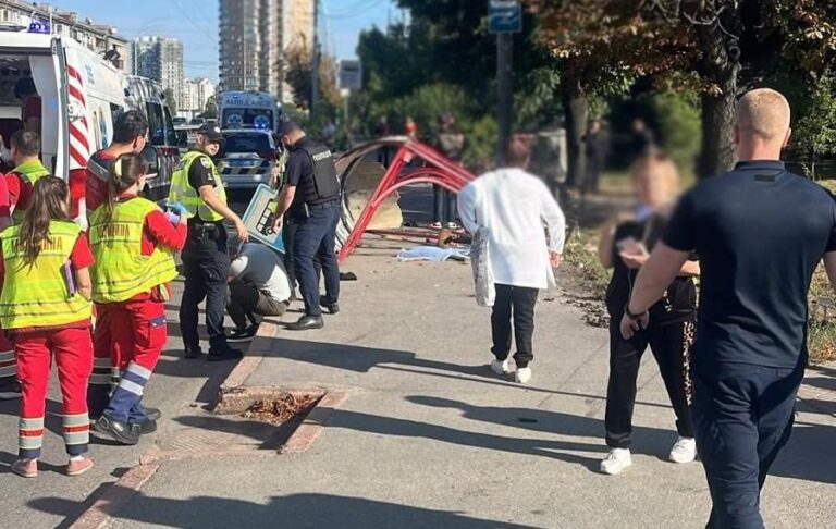 Смертельна ДТП у Києві: авто влетіло в зупинку з людьми