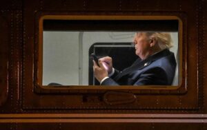 Трамп вирішив заробляти на своїх дописах у Truth Social