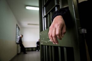 Тримав жінок у заручницях і погрожував убивством: рашист отримав вирок