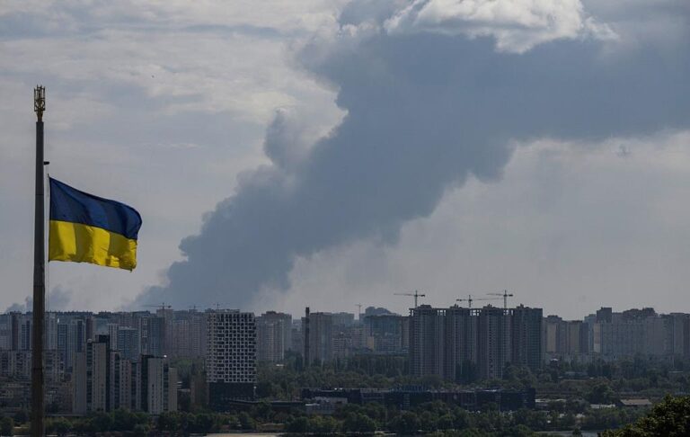 У Києві палає будинок після влучання “шахеда”