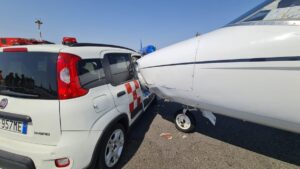 У Мілані авто врізалося у приватний літак
