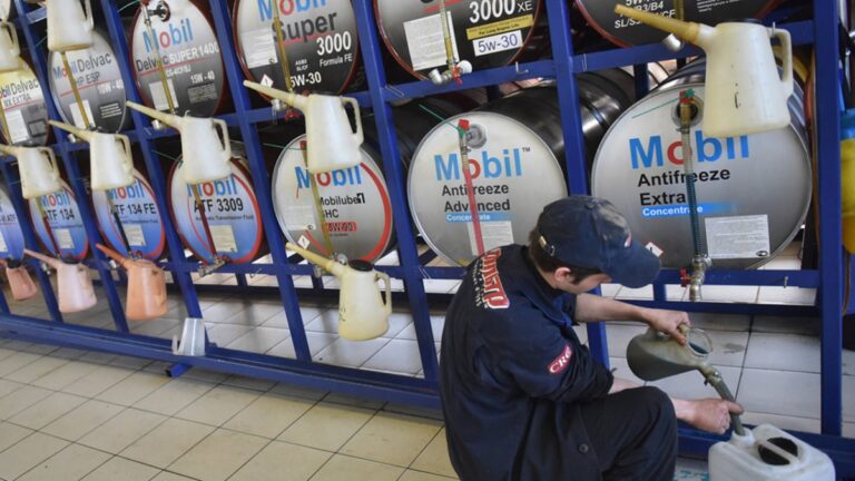 У Росії новий дефіцит: дорожчають і зникають автомобільні оливи