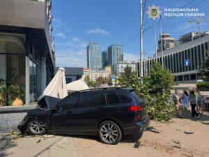 З&rsquo;явилося відео ДТП, де авто вилетіло на терасу